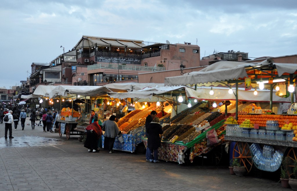 Souken eller torget, ”Djemaa el Fna” i Marrakech, er det største i Marokko, og skal visstnok være det travleste i Afrika. Over alt er det boder og noen som skal selge deg klær, smykker, appelsinjuice, mat, keramikk, gebiss, krydder, eller hva det nå skal være.