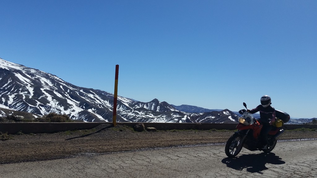 Vi kjører over Atlas og passet Col de Tichka igjen. Det har kommet mye snø siden vi kjørte over, og langs veien ligger snø.