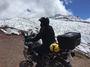 På toppen har vi snø i lufta, men dette varer ikke lenge. Vi ser blå himmel der fremme.