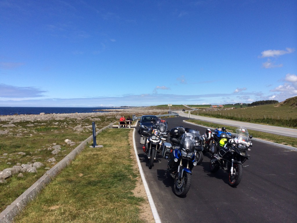 Stopp på Gjærkysten. Her er det flatt, og med havet rett ut. Kuer beiter fredelig i fjæra her. 