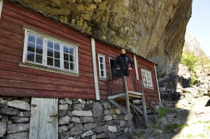 Husa under Helleren står godt beskytta mot vær og vind. Her har det trolig vært bosetning siden steinalderen. Veien mellom Egersund og Flekkefjord er spektakulær. 