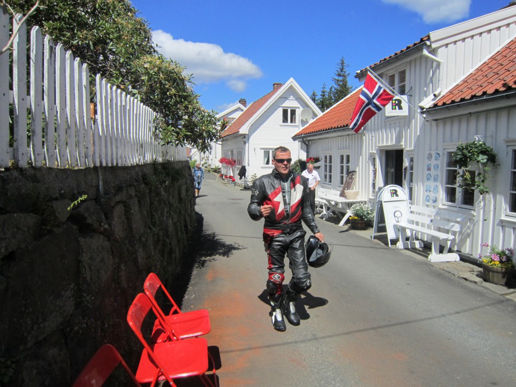 Alexander koser seg i Sokndalstrand. Lunsjen her er et av mange høydepunkt på turen. 