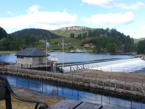 Vi passerer Straumen vest for Lunde. Slusene i Telemark er egentlig verd en egen motorsykkeltur. 