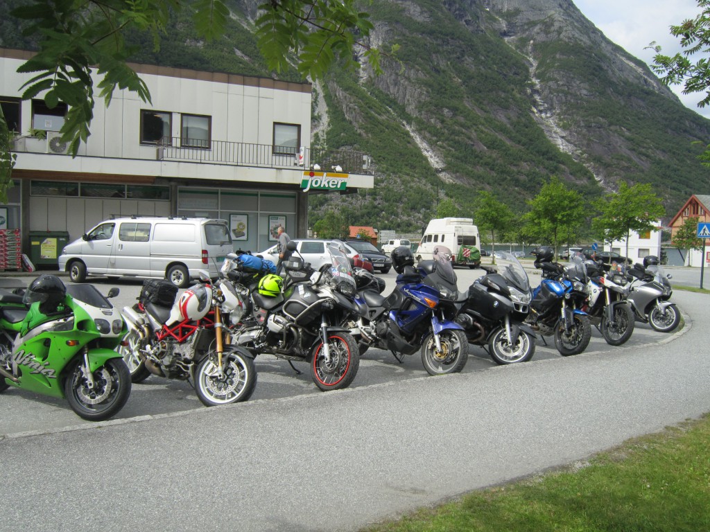 Syklene oppstilt foran Joker i Eidfjord. En god blanding av sykler. 