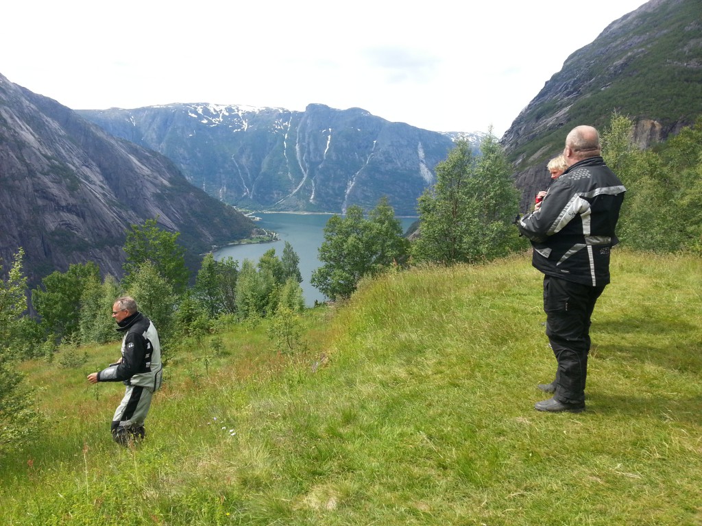 Utsikten fra Kjeåsen er fantastisk. Her har folk klort seg fast siden 1600 tallet. På 70 tallet ble det laget vei opp hit. Før dette måtte du bære opp motorsykkelen din. 