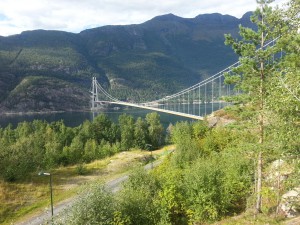 Hardangerbrua er Norges største hengebru, nær 1,4 km lang. Sightseeing på denne er gratis med motorsykkel. 