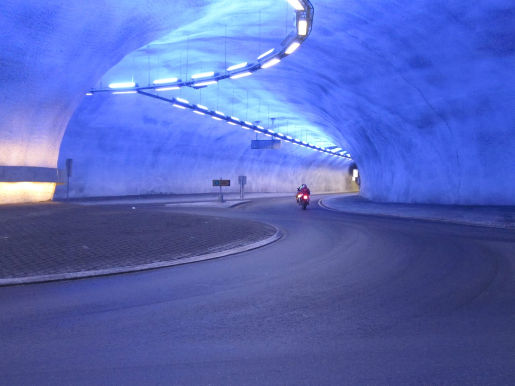 Et nettverk av tunneler er laget i forbindelse med Hardangerbrua. Disse er flott opplyst. 