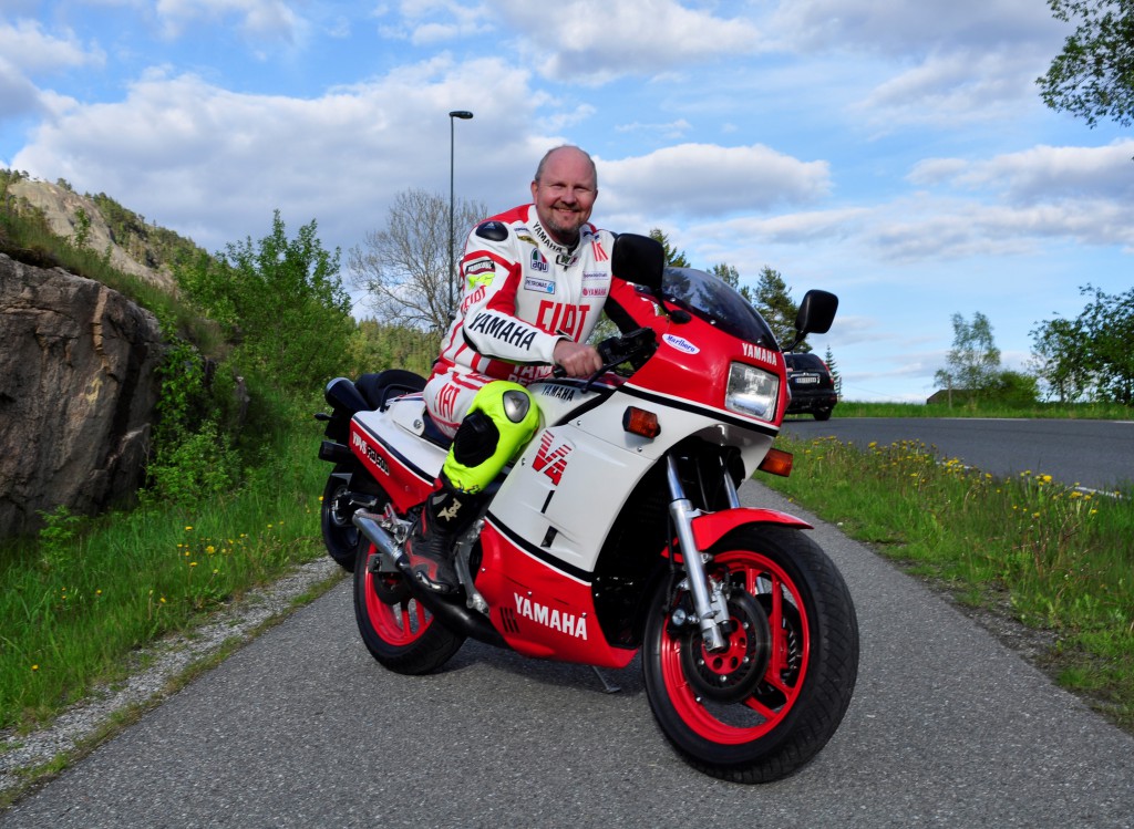 Dette er ikke første totakteren Kjetil Evensen har hatt opp gjennom årene. Vi kan ramse opp; Suzuki Ac50, Kawasaki Kh100, Suzuki Rm125, 2 stk. Suzuki Rm250, Suzuki GT500, Suzuki GT750 og nå altså Yamaha RD500. Alle disse totaktere. Her er det sykler med 1, 2, 3 og nå altså 4 sylindere. 