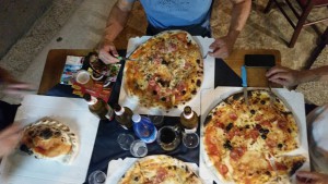 Enorme pizzaer med lokal vin av plastkrus, eller øl av flaske. Restauranter stappfulle med lokale innbyggere er sjelden noe dårlig tips. 