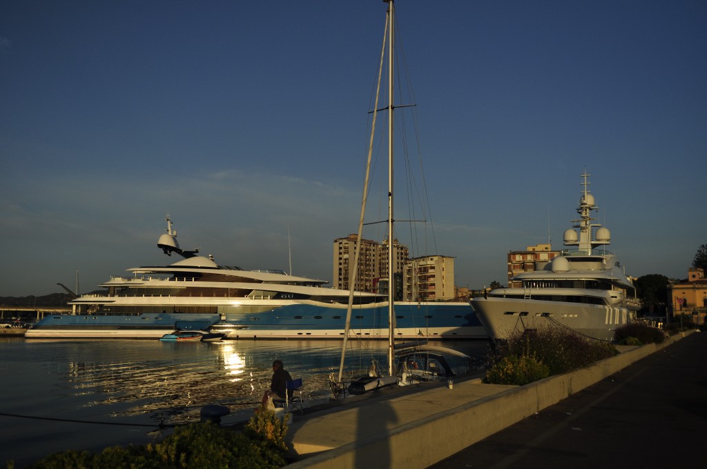 Luksusbåter som dette ligger til kai i Olbia. Her ferierer jetseten. Denne båten må vel være borti 200 fot. Vi befinner oss på kyststrekningen Costa Smeralda.