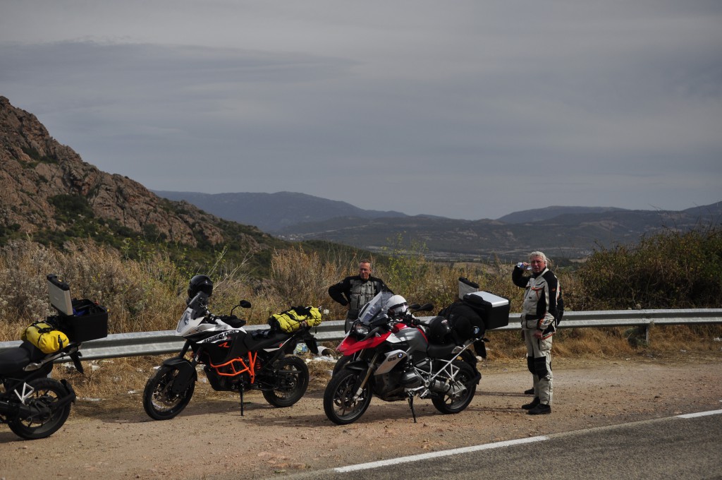 Av GS 1200 og KTM 1190 Adventure, er helt klart BMW å foretrekke på veiene vi kjørte på Sardinia. KTMèn detter gjennom fordi motoren gir for mye varme opp til sete, og fordi BMWèn har bedre vindbeskyttelse og komfort. 