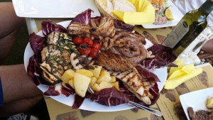 Sardinsk mat og vin er ikke å forakte. Vi inntar et herlig måltid på uterestaurant i Olbia.