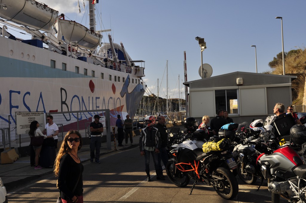 Ferga over til Korsika er stappfull. Vi venter sammen med mange andre motorsyklister. Flere fergeselskaper trafikkerer denne strekningen på 12 km. 
