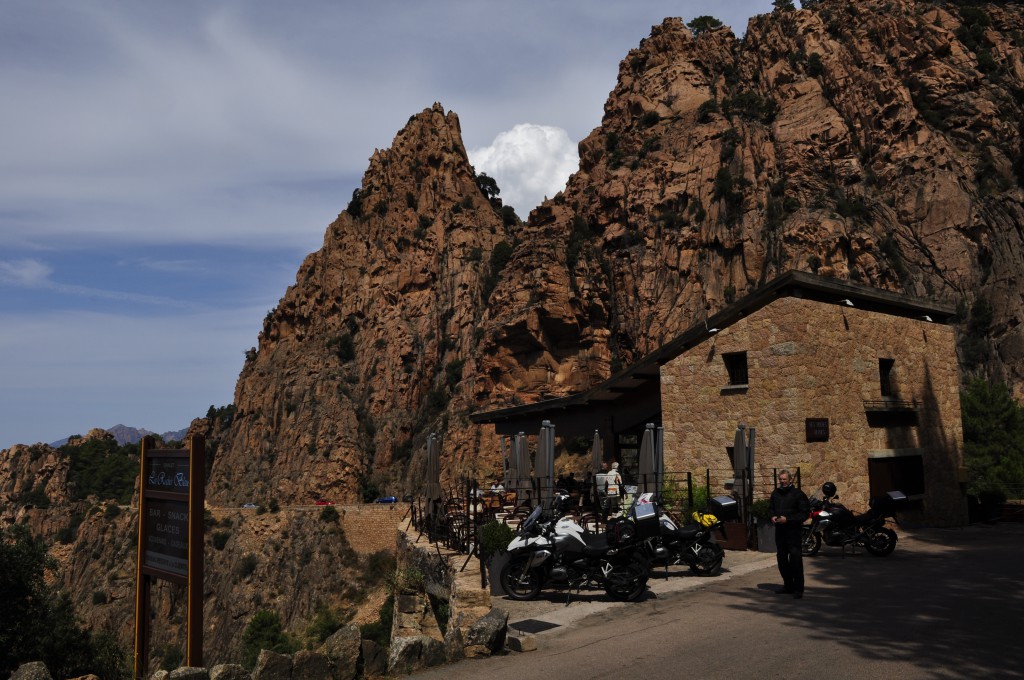 Fra Porto kjører vi sørover langs Les Calanche. I dette området finner du de fantastiske «Red Rocks». Røde hullete steinformasjoner som går loddrett opp fra havet.