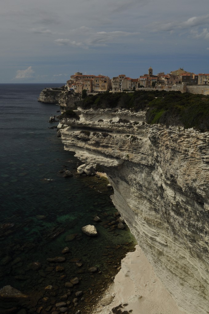 Det ser ut som de ytterste husene i «Haute Ville» (Bonifacio) kan rase ut i havet når som helst. 