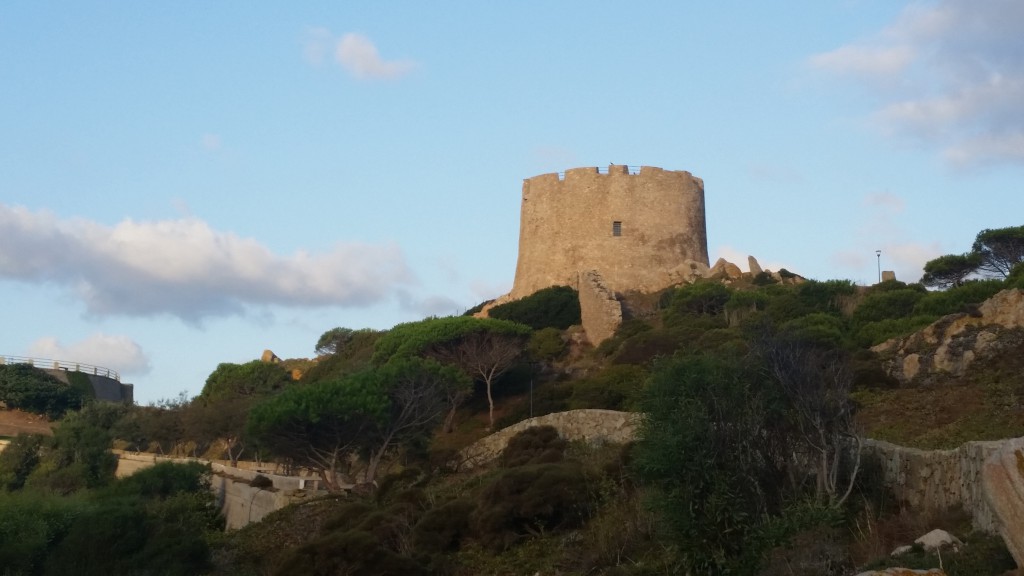 Jeg har vært ute på morgentur i Santa Teresa Gallura, byen som ligger helt i nord på Sardinia, og inspisert tårnet som ligger helt på nord-spissen av øya. For rundt 1500 f.Kr. og framover ble det bygd en rekke slike runde tårnstrukturer som kalles «nurager» på Sardinia.