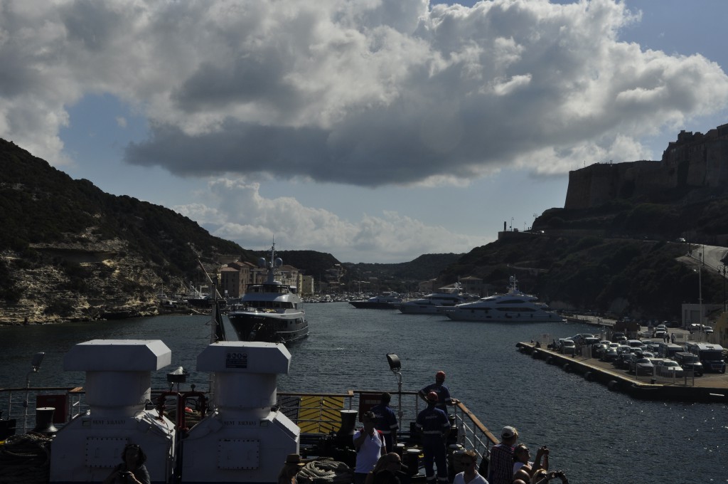 Innseiling til havnen i Bonifacio. Dette må ha vært en ideell sjørøverhavn i gamledager.