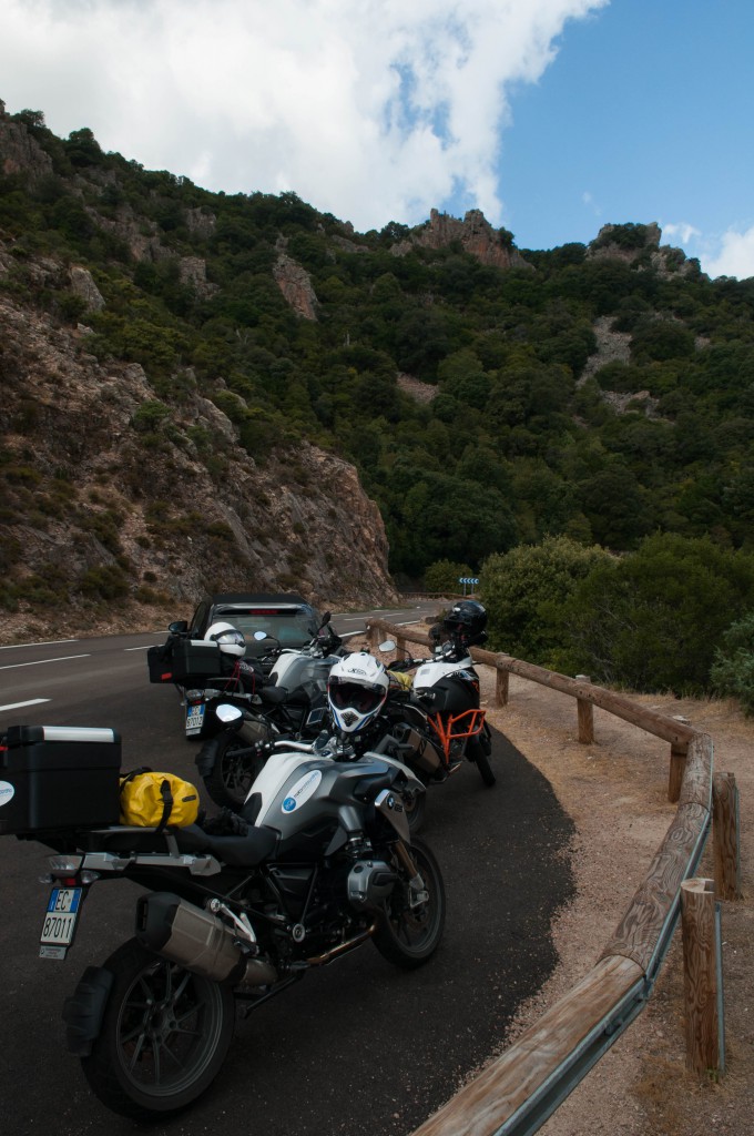 Fjellene er bratte, og vi kommer fort opp i høyden på Korsika. Veiene er krevende og utrolig bra. 