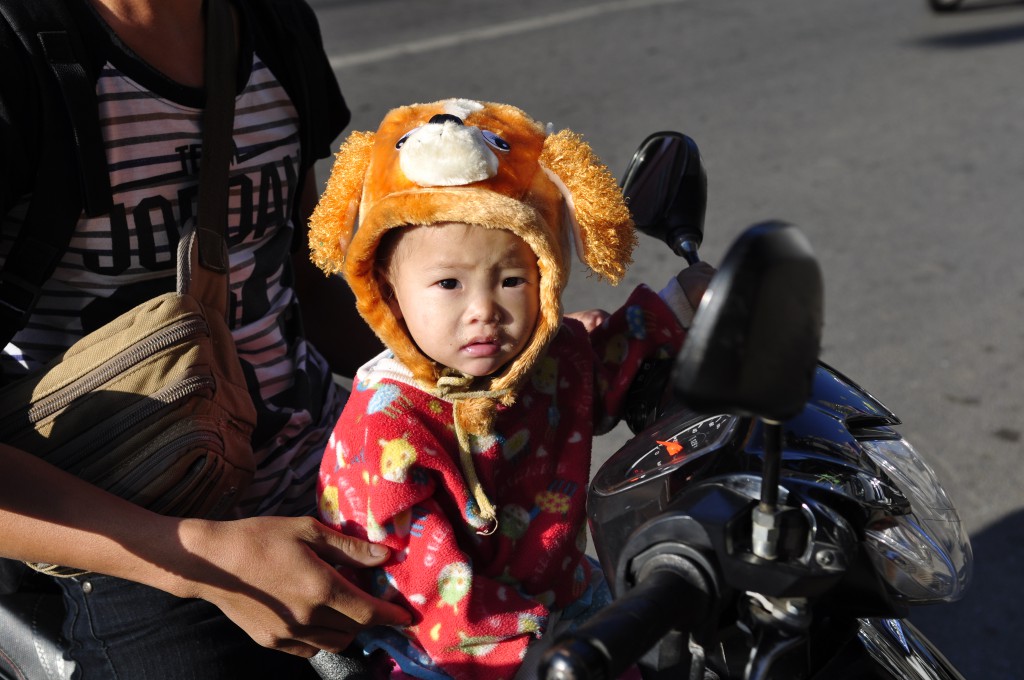 Den skal tidlig krøkes den som god thai skal bli. Denne pjokken er trafikksikret etter thaistandard – han har lue i det kalde været. 