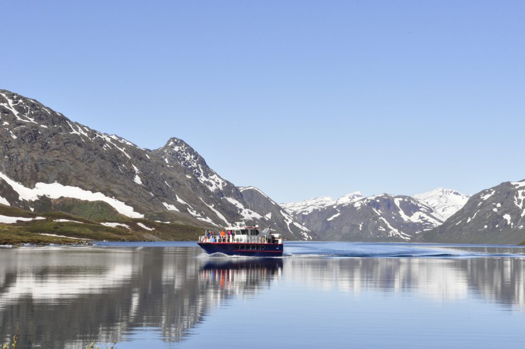 Båten frakter fotturister som skal gå over Besseggen