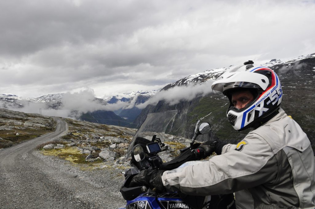 Trolsk utsikt mot Eikesdalsvannet. Tåkedottene henger fast i de bratte fjellsidene