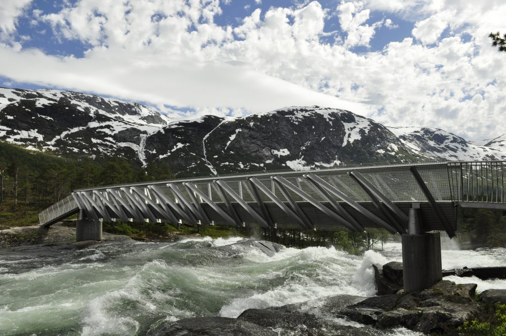 Brua over Liksnesfossen er solid. Har du tid 