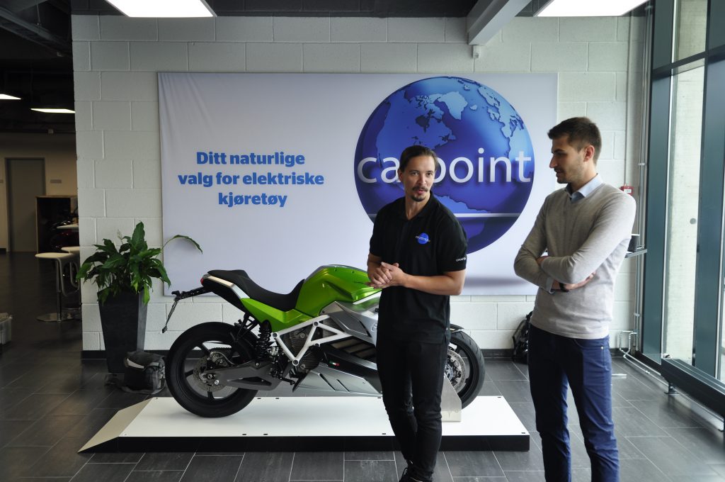 Kjetil fra Carpoint, og Andrea fra Energica presenterer Eva