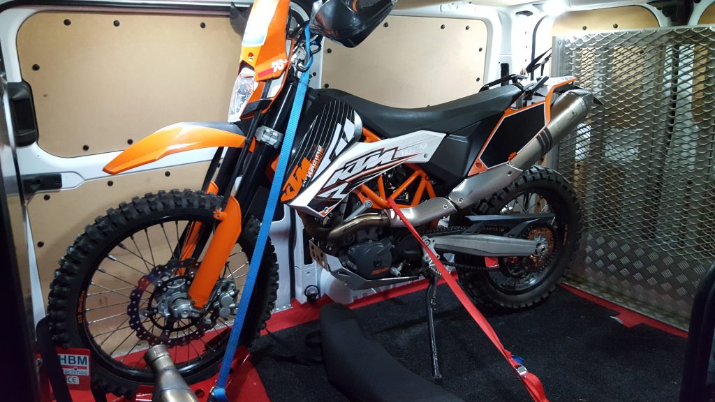 Heldigvis fant jeg dette flotte eksemplaret. Ikke lett å finne en brukt KTM 690 Enduro R til en fornuftig pris