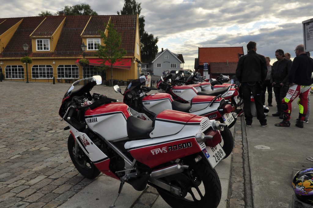 Brygga i Son er ikke et uvanlig sted for kjøretøy som motorsykler, veteranbiler, sportsbiler og amerikanere. Her liker entusiastene å treffes. 