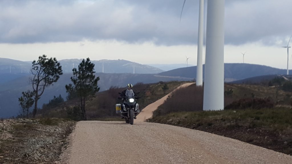 På fjelltoppene i Portugal, står vindmøllene på rekke og rad