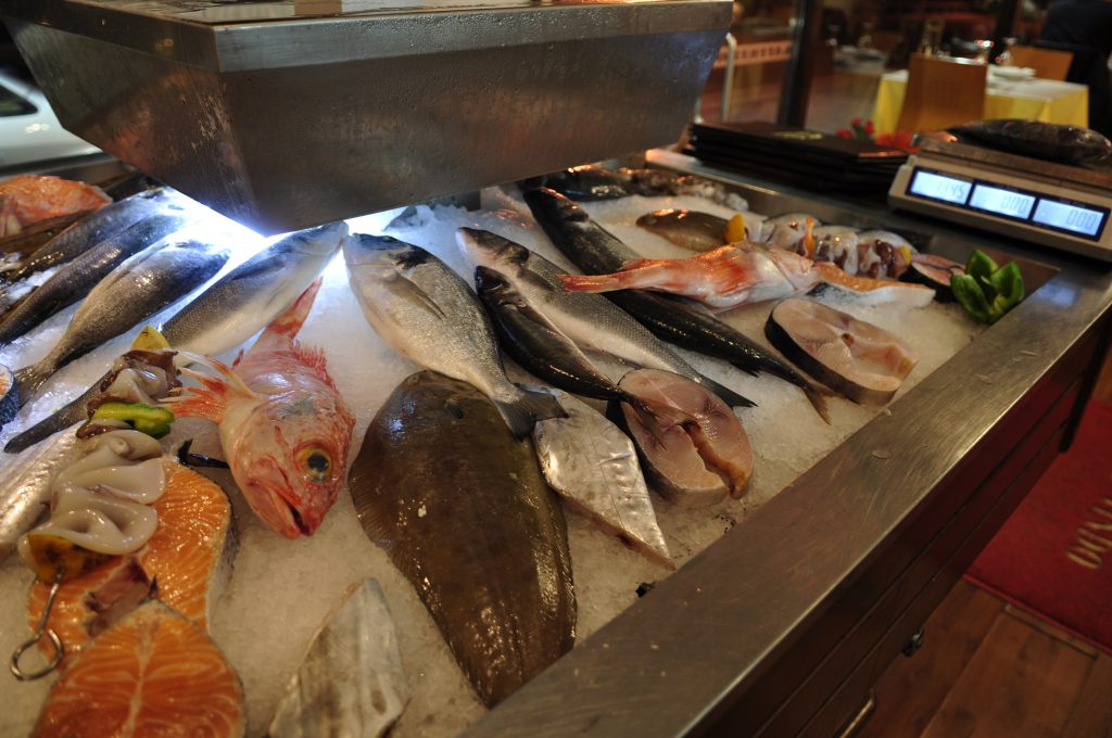 6.Fisken ligger anrettet på is i restauranten. Det er bare å peke, så gjør man opp i forhold til vekta. Det er mye fisk i Portugal. 