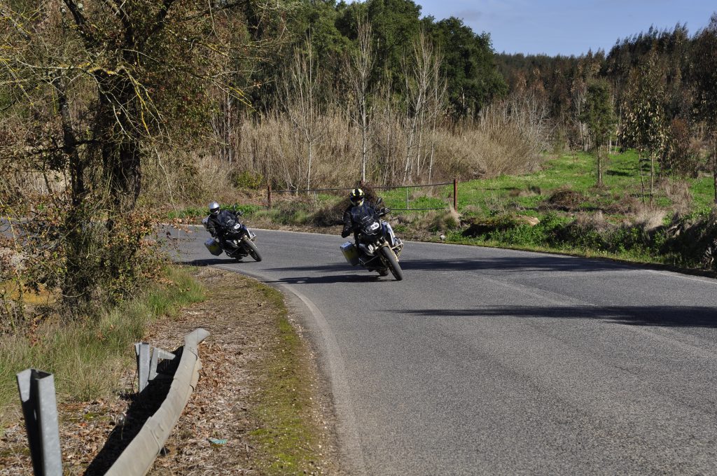 1.Etter en lang vinter er det endelig klart for årets første skikkelige motorsykkeltur. Vi jager struts i Portugal med CB-mc. Jon Olsen med Jan Erik Martinsen hakk i hel.