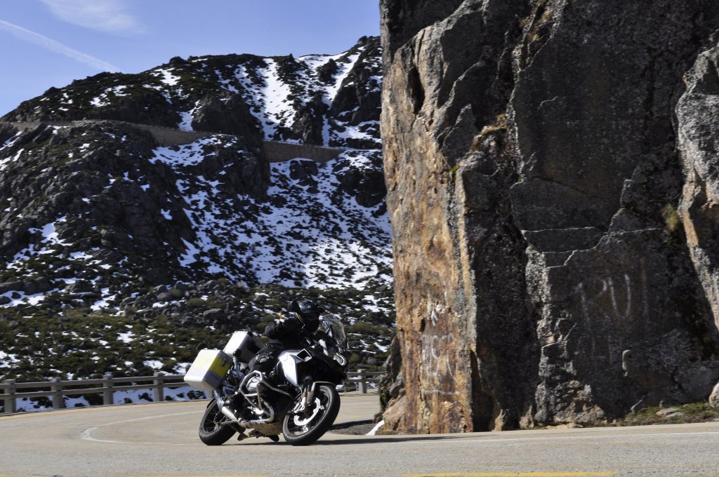 Fjellområdet Serra da Estrela er et av de flotteste naturområdene i landet, med fjellknauser, vakre innsjøer, skoger og flott utsikt. Når du i tillegg har de flotteste motorsykkelveier du kan tenke deg, er du nærmest i paradis.