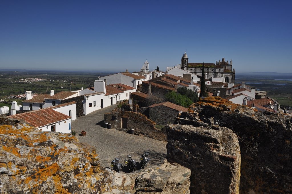 Langs grensa mot Spania finner du en rekke gamle festningsverk. Her besøker vi Castelo de Monsaraz, som også hadde en gammel tyrefekterarena bak murene. 