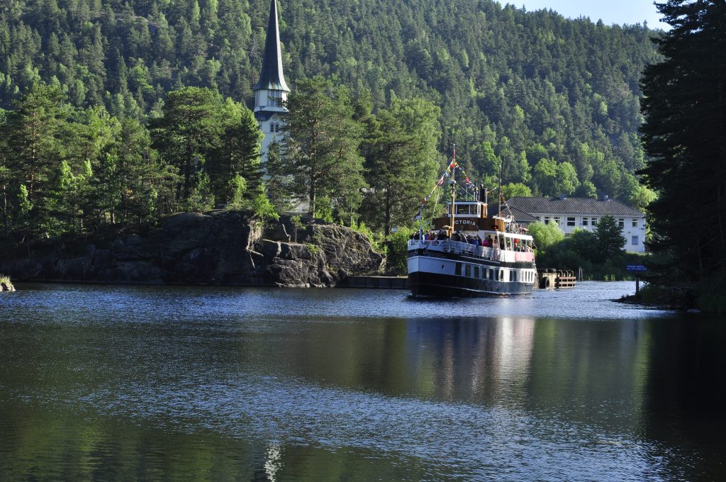 Det er morgen og Victoria kommer sigene oppover Telemarkskanalen. Vi følger samme ruta, men for oss går turen på svingete landeveier i et helt annet tempo.