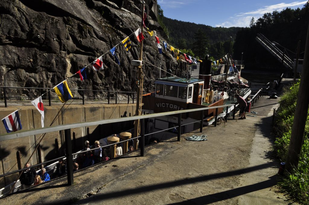 Victoria går inn i første av tre slusekammer ved Løveid. Løftehøyde er på 10 meter. Anlegget er en del av Norsjø-Skienskanalen, den eldste delen av Telemarkskanalen.