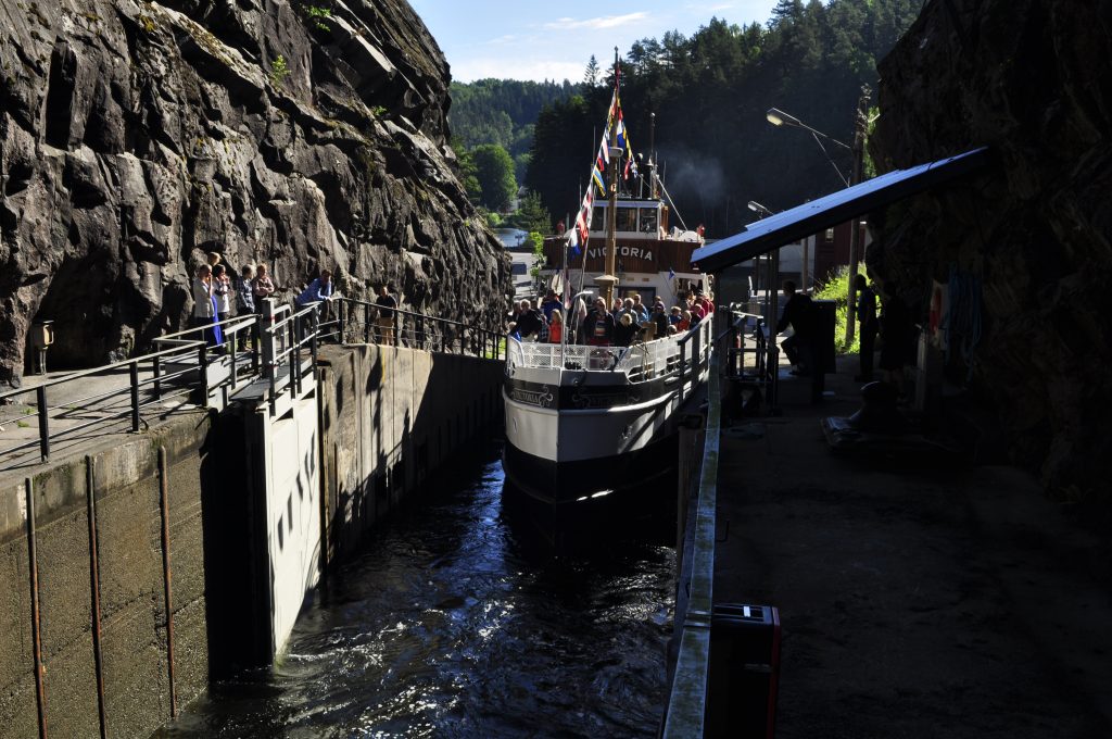 Telemarkskanalen er et av de viktigste turistmålene i Telemark. Tre rutebåter frakter reisende mellom Skien og Dalen og Akkerhaugen og Lunde. En riktig eventyrreise.