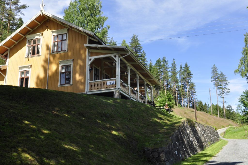 Kafeén Slusemesteren finner du på toppen av Vrangfoss sluser. Betjeningen og servicen er førsteklasses. Et måltid her mens en av kanalbåtene passerer i den spektakulære slusa er en hyggelig opplevelse. 