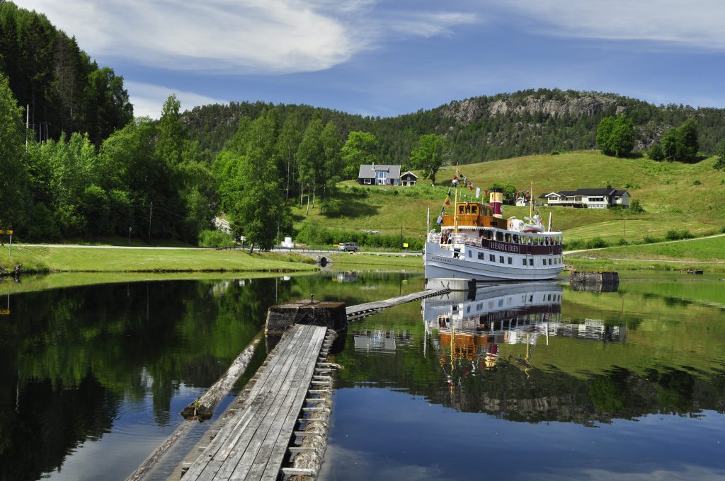 Henrik Ibsen. Båten er fra 1907 og seilte i den svenske skjærgården frem til 1992. Da ble den satt i drift på Telemarkskanalen i forbindelse med kanalens 100-årsjubileum.