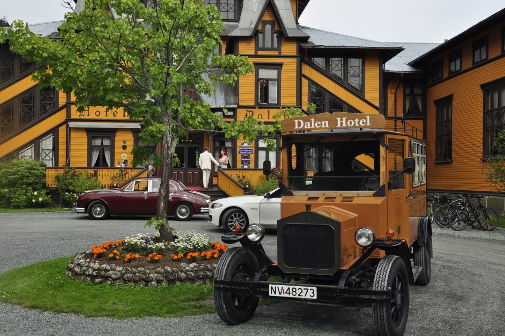 Dalen Hotell, som ligger øverst i Telemarkskanalen, er bygget med inspirasjon fra blant annet stavkirker og vikingtiden. Hotellet oppført i 1894. Turiststrømmen til Telemarkskanalen var allerede da økende. Ikke få konger og dronninger har overnattet på dette vakre hotellet. 