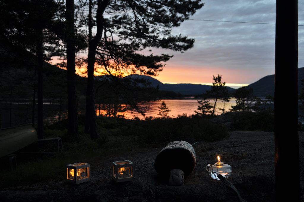 I det himmelen farges rød, kryper vi til køys i ei tømmerkøye helt nede ved Nissevann. Nå ligger Viktoria trygt fortøyd ved brygga i Dalen.