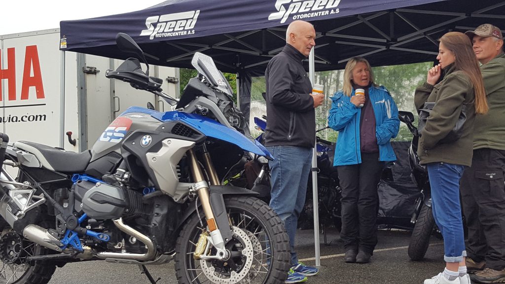 Terje Bredal fra Speed i Sandefjord, er en erfaren selger. Han trives godt blant oppmøtte motorsyklister.