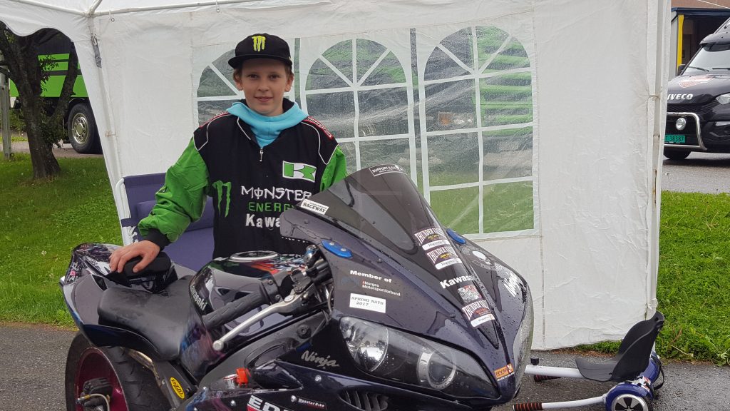 Yngste utstiller var definitivt Trygve Kjærstad Helgerud på 14 år. Med sin Kawazaki ZX600R dragracer, jakter Trygve seiere og sponsorer.